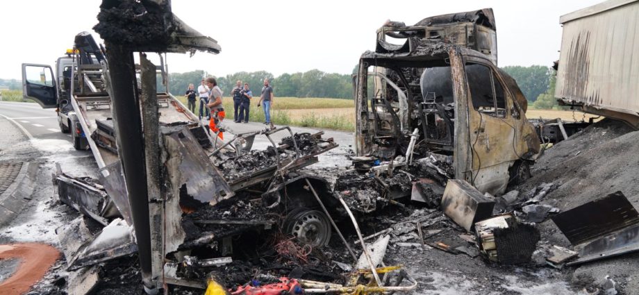 Auf Alarmfahrt: Rettungswagen kracht in LKW und geriet in Vollbrand bei Felsberg (Video)