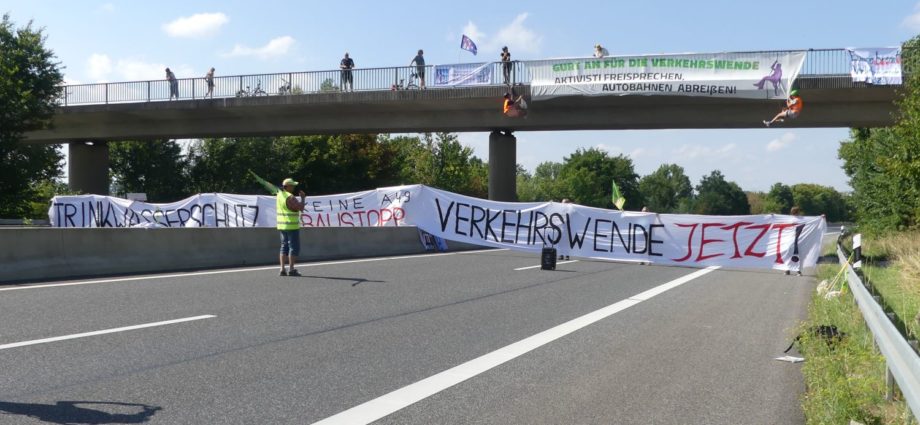 A49 rund eine Stunde für Klima-Protest gesperrt gewesen