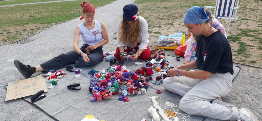 Gehäkelte Blumen gegen Gewalt an Frauen
