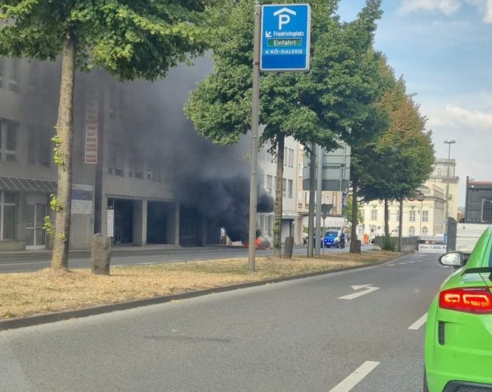 Kassel: Motorroller am Friedrichsplatz in Vollbrand