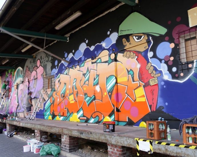 15 Künstler bemalen den Kultur Bahnhof in Kassel