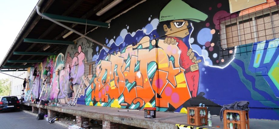 15 Künstler bemalen den Kultur Bahnhof in Kassel