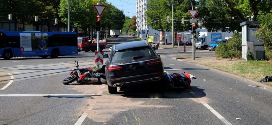 Schwerer Unfall am Auestadion – Mercedes kracht in Motorräder
