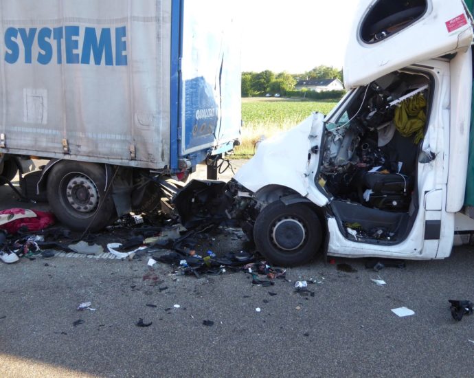 Schwerer Auffahrunfall auf der A44 – Fahrer schwer eingeklemmt