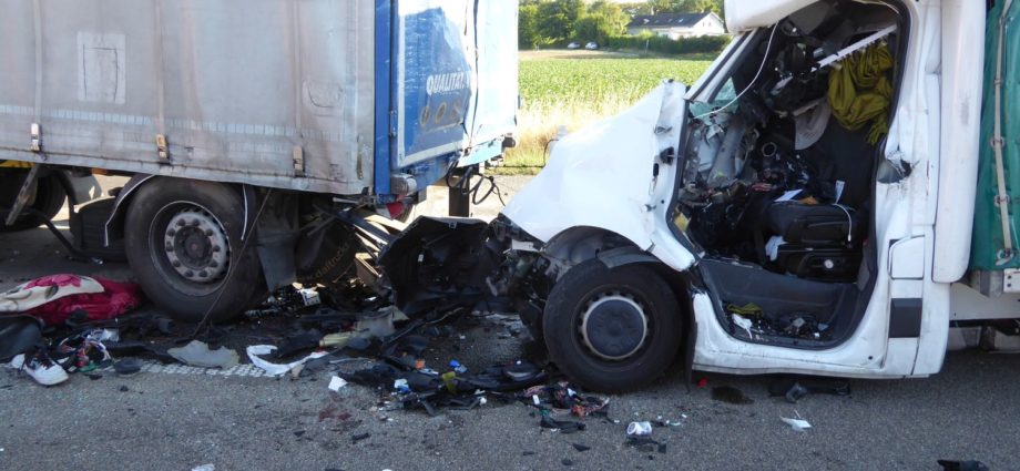 Schwerer Auffahrunfall auf der A44 – Fahrer schwer eingeklemmt