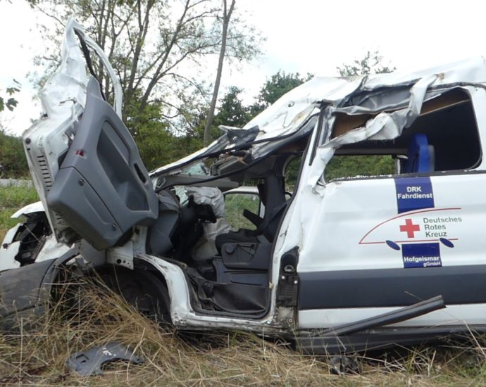 KS: Unfall mit Krankentransporter – Drei Verletzte auf der B251 bei Harleshausen