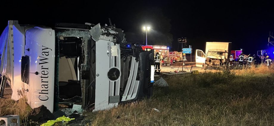 B62: Sattelzug kippt nach Crash mit Transporter um