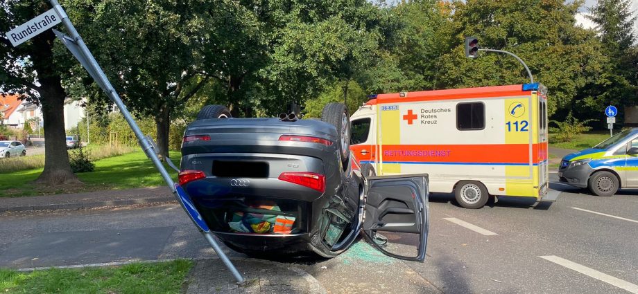 Espenau: PKW landet nach Verkehrsunfall auf dem Dach
