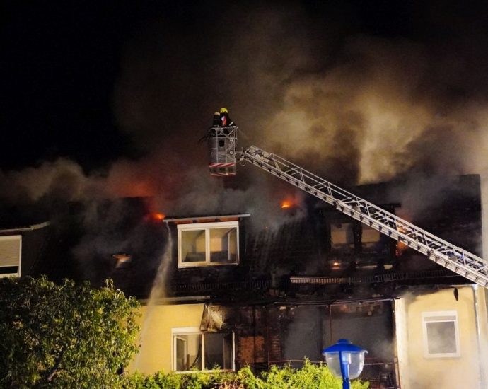 Brand in Ahnatal – Feuerwehr rettet fünf Personen vor den Flammen (VIDEO)