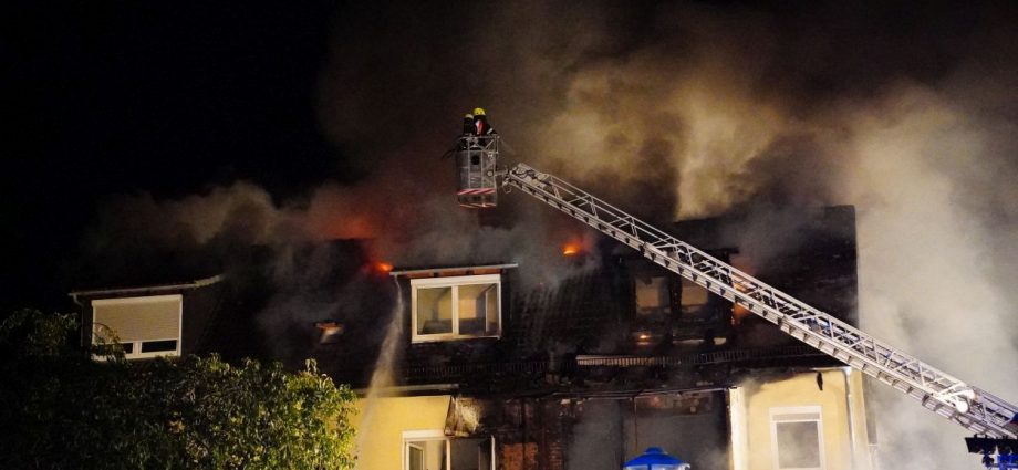 Brand in Ahnatal – Feuerwehr rettet fünf Personen vor den Flammen (VIDEO)