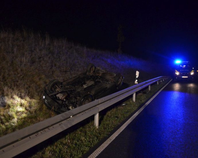 Ahnatal: PKW überschlägt sich bei Alleinunfall – Fahrer unverletzt