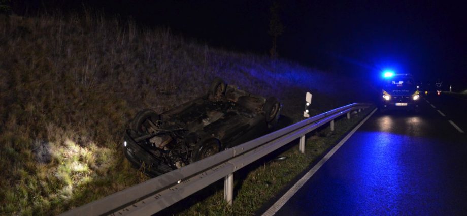 Ahnatal: PKW überschlägt sich bei Alleinunfall – Fahrer unverletzt
