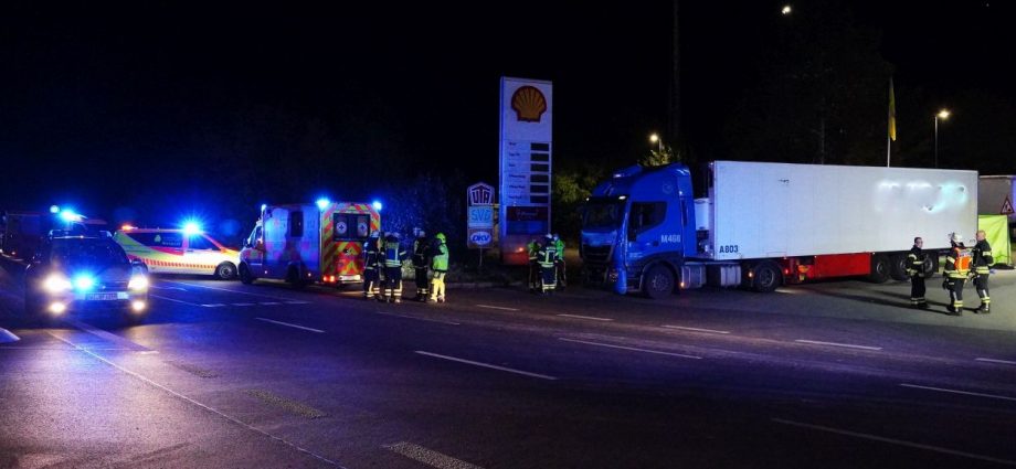 SVG Autohof: Fahrer wird zwischen zwei LKW eingeklemmt und tödlich verletzt