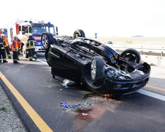 Unfall auf A44 – PKW kommt auf Gegenfahrbahn auf dem Dach zum stehen