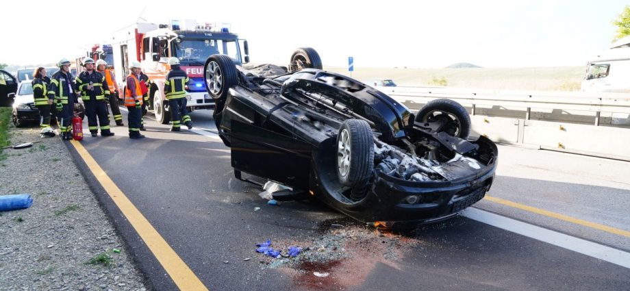 Unfall auf A44 – PKW kommt auf Gegenfahrbahn auf dem Dach zum stehen