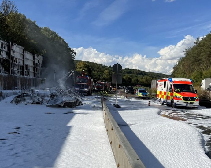 Reifenlaster in Baustelle auf A7 ausgebrannt