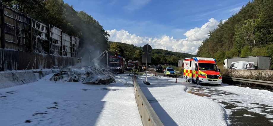 Reifenlaster in Baustelle auf A7 ausgebrannt