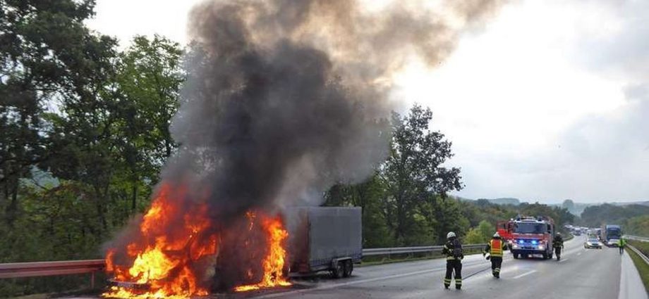 Kleintransporter mit Anhänger auf A44 ausgebrannt