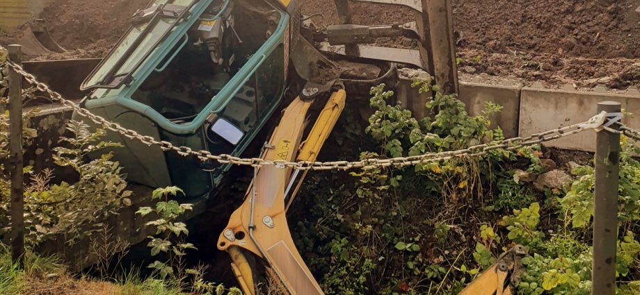 KS: Bagger-Unfall auf der Wolfhager Straße – Fahrer leicht verletzt