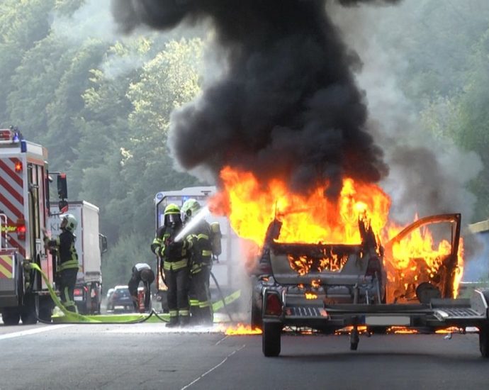 Hattenbacher Dreieck – PKW unter Autobahnbrücke ausgebrannt