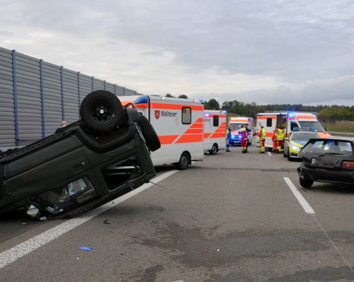 Fünf Verletzte nach Unfall auf A49 – Rettungshubschrauber im Einsatz