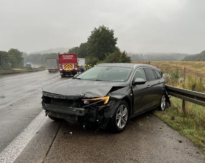 Aquaplaning-Unfall auf A7 – Opel prallte gegen Sattelzug und Schutzplanken