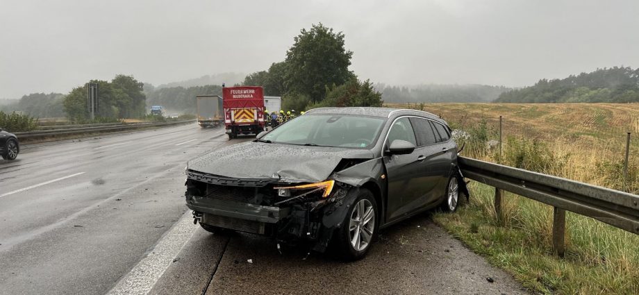 Aquaplaning-Unfall auf A7 – Opel prallte gegen Sattelzug und Schutzplanken
