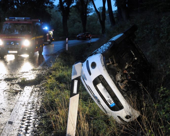 Autofahrerin landet auf B454 im Graben