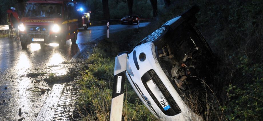 Autofahrerin landet auf B454 im Graben