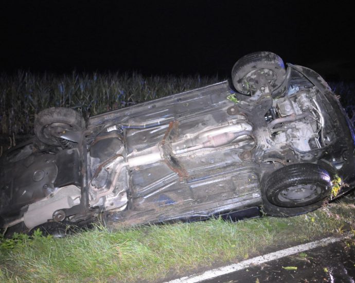 Mehrfach auf regennasser Fahrbahn überschlagen