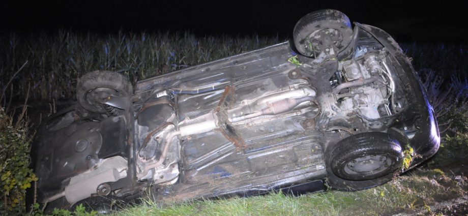 Mehrfach auf regennasser Fahrbahn überschlagen