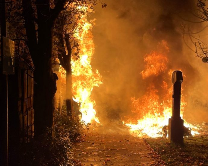 Unbekannte setzen Müllcontainer und Tanne in Baunatal in Brand – Zeugen gesucht