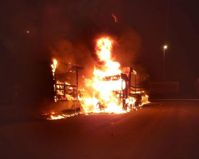 Zwei LKW brannten auf dem Lohfeldener Rüssel – Ursache unklar (VIDEO)