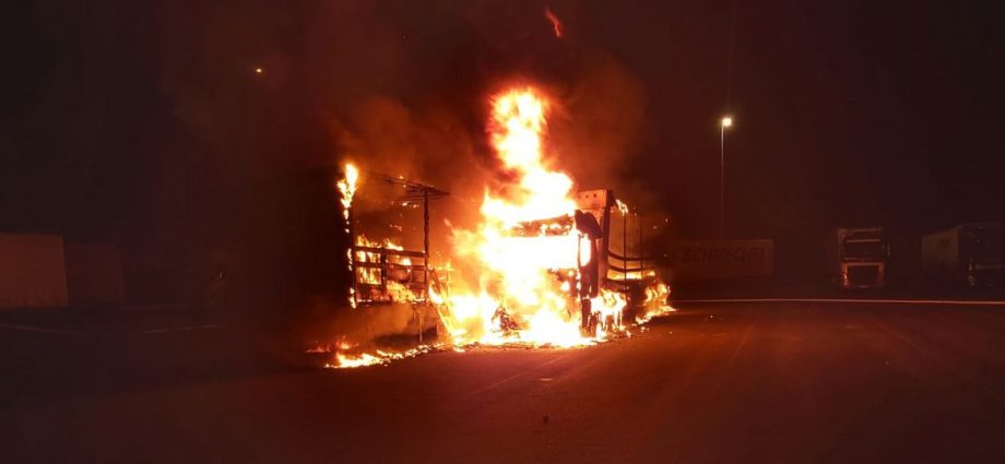 Zwei LKW brannten auf dem Lohfeldener Rüssel – Ursache unklar (VIDEO)