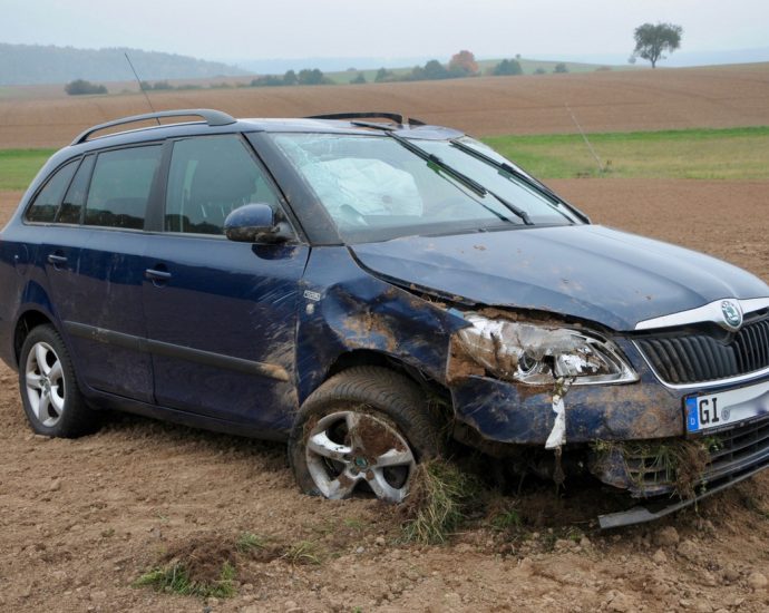 Fahrzeug landet im Acker – Fahrer verletzt