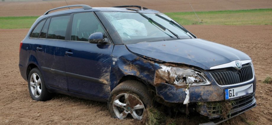 Fahrzeug landet im Acker – Fahrer verletzt