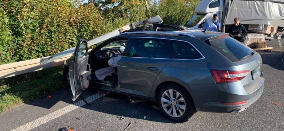 B7: PKW kracht in Pannen Transporter