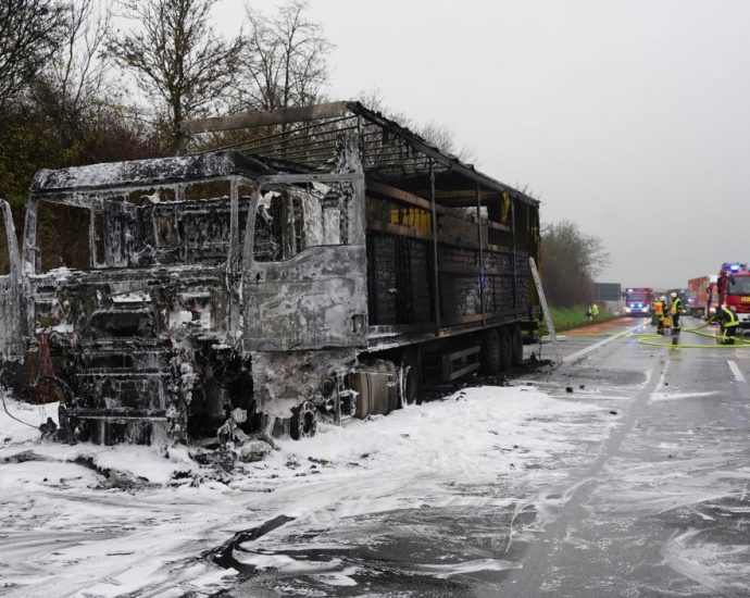 LKW mit Getränkedosen auf A7 ausgebrannt (VIDEO)
