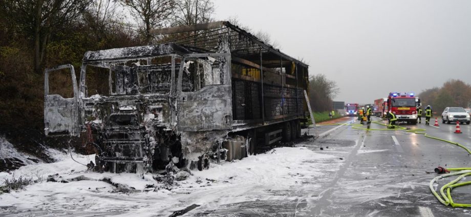 LKW mit Getränkedosen auf A7 ausgebrannt (VIDEO)
