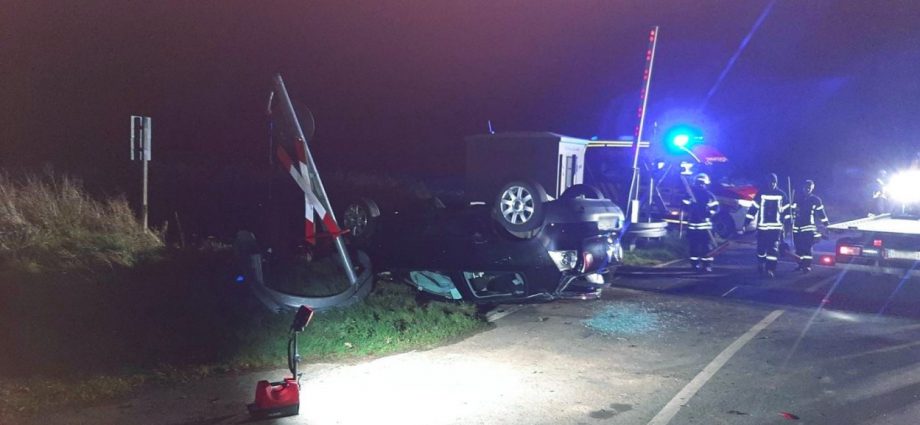 PKW bleibt mit Panne auf Bahnübergang liegen – Fahrzeug von Zug erfasst