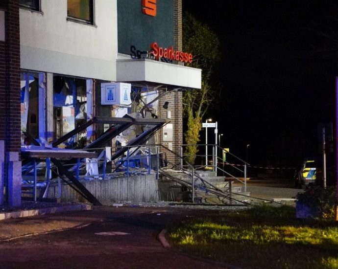 Geldautomat in Breuna gesprengt – Täter wohl ohne Beute entkommen (VIDEO)
