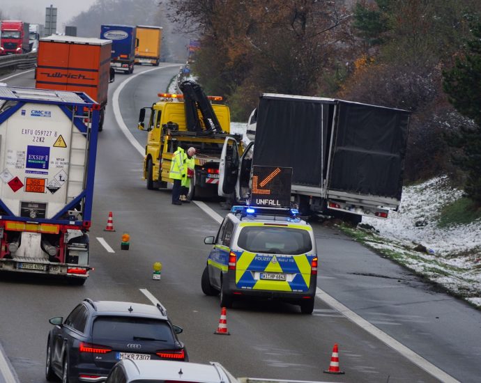Klein-LKW kippt auf A44 um – Fahrer leicht verletzt