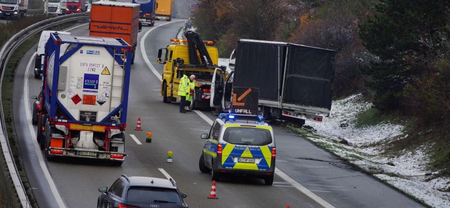 Klein-LKW kippt auf A44 um – Fahrer leicht verletzt