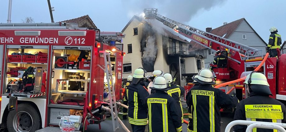 Hund nach Wohnhausbrand in Herbelhausen vermisst (VIDEO)