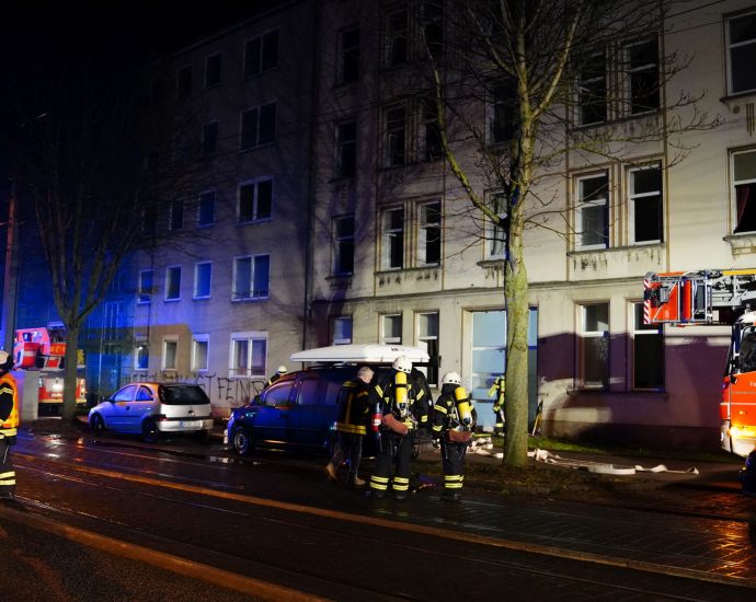 KS: Kellerbrand in der Fuldatalstraße – Feuerwehr rettet 25 Personen aus Mehrfamilienhaus (VIDEO)