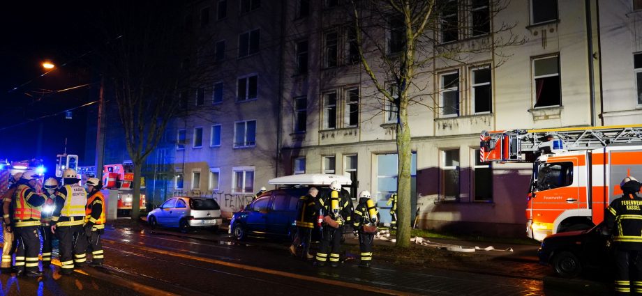KS: Kellerbrand in der Fuldatalstraße – Feuerwehr rettet 25 Personen aus Mehrfamilienhaus (VIDEO)