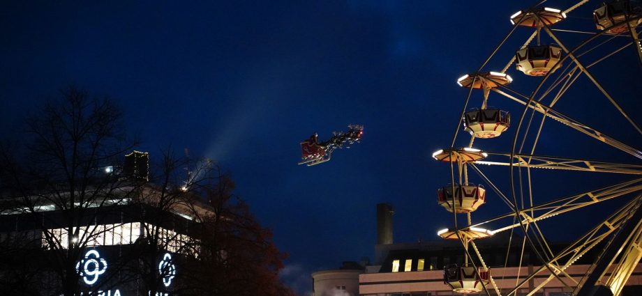 Kasseler Weihnachtsmarkt eröffnet mit fliegenden Weihnachtsmann (Kurzclip)