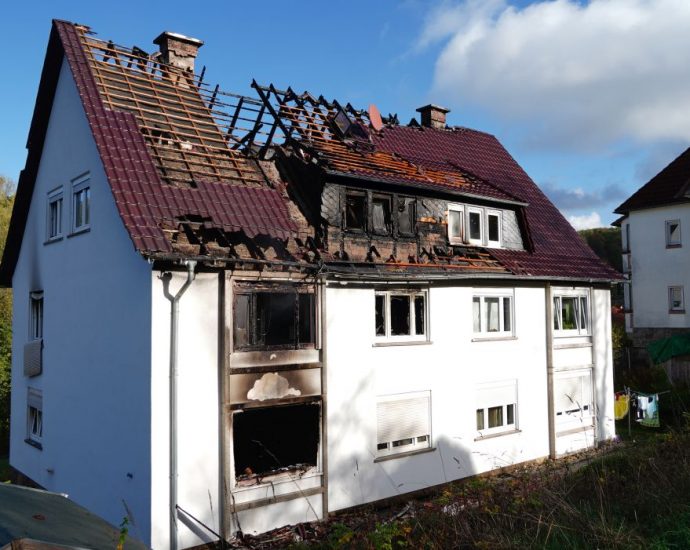 Bewohner mit Drehleiter aus brennendem Mehramilienhaus gerettet