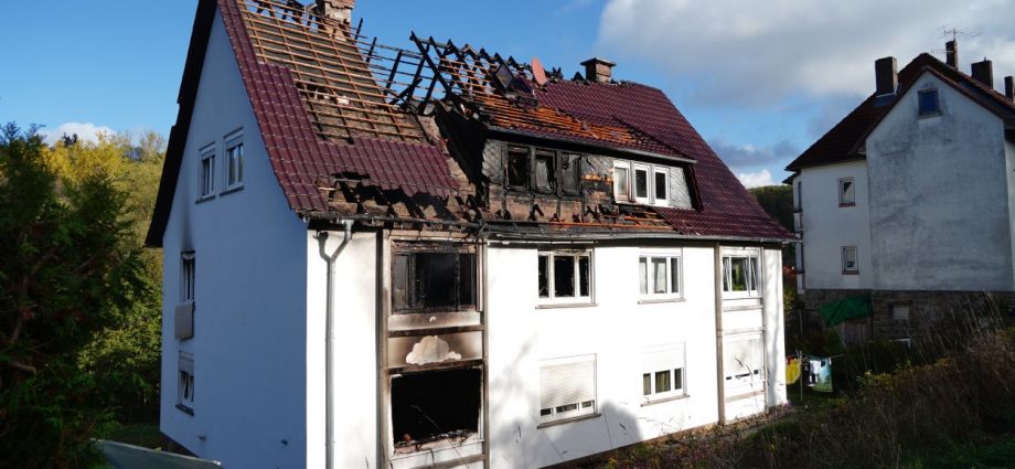 Bewohner mit Drehleiter aus brennendem Mehramilienhaus gerettet