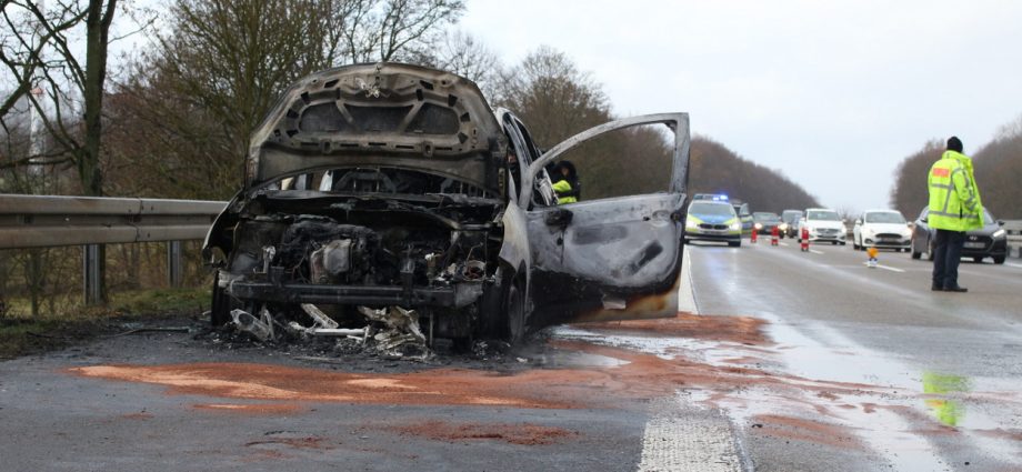 KS: PKW brannte auf der A44 komplett aus